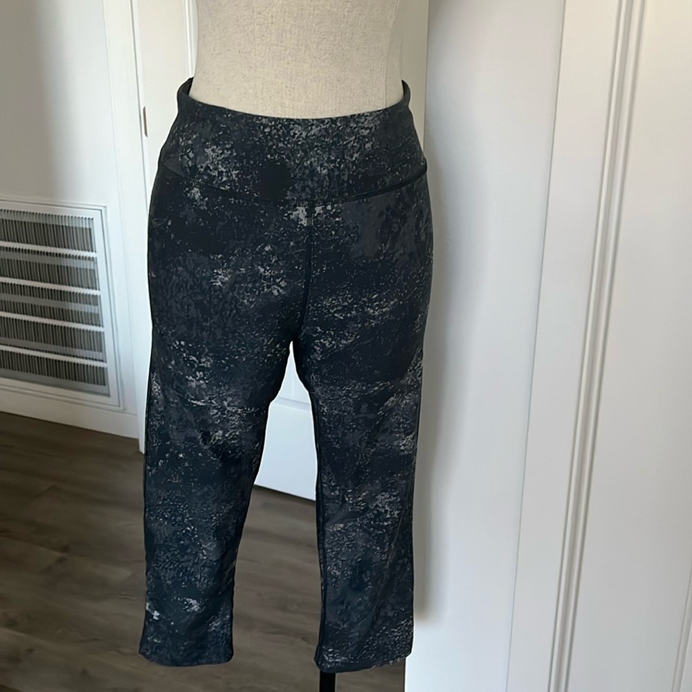 Under Armour high rise carpi legging with abstract print